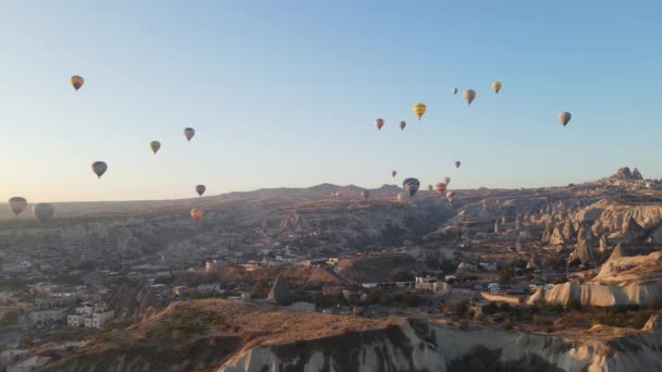 Taman Nasional Goreme di Cappadocia, Turki: Balon udara panas di langit, gerakan lambat — Stok Video