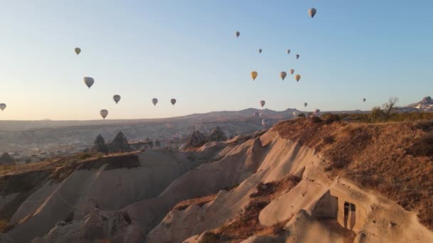 Goreme National Park in Cappadocia, Turkey : Hot air balloons in the sky, slow motion — Stock Video