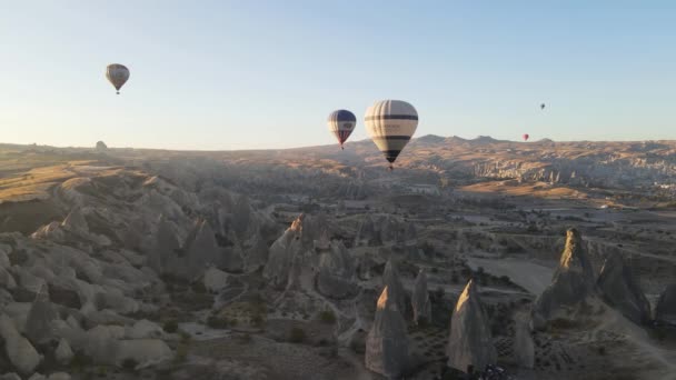 터키 카파도키아에 있는 고레 메 국립 공원: 하늘에 떠 있는 뜨거운 공기 기구들, 느린 동작 — 비디오