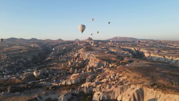 Nationaal park Goreme in Cappadocië, Turkije: luchtballonnen in de lucht, slow motion — Stockvideo
