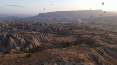 Kapadokya 'daki Goreme Ulusal Parkı: Gökyüzünde sıcak hava balonları, yavaş çekim