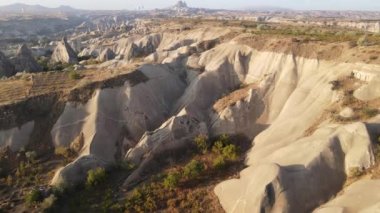 Kapadokya 'daki Goreme Ulusal Parkı: Gökyüzünde sıcak hava balonları, yavaş çekim