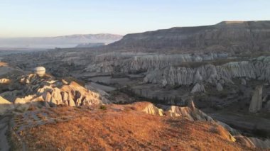 Kapadokya 'daki Goreme Ulusal Parkı: Gökyüzünde sıcak hava balonları, yavaş çekim