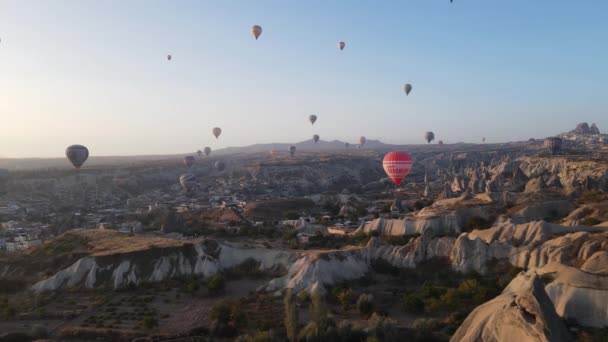 Εθνικό Πάρκο Goreme στην Καππαδοκία, Τουρκία: Αερόστατα στον ουρανό, αργή κίνηση — Αρχείο Βίντεο