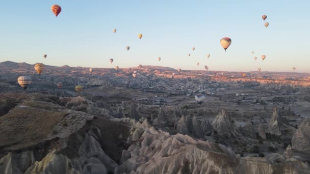 Goreme-Nationalpark in Kappadokien, Türkei: Heißluftballons am Himmel, Zeitlupe — Stockvideo