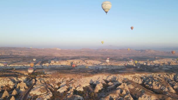 터키 카파도키아에 있는 고레 메 국립 공원: 하늘에 떠 있는 뜨거운 공기 기구들, 느린 동작 — 비디오