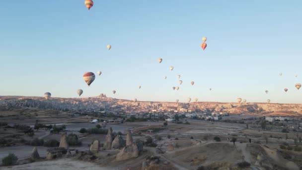 Parc national de Goreme en Cappadoce, Turquie : montgolfières dans le ciel, ralenti — Video