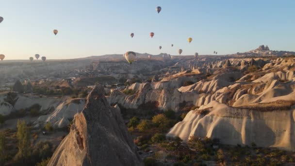 Goreme National Park in Cappadocia, Turecko: Horkovzdušné balóny na obloze, zpomalení — Stock video