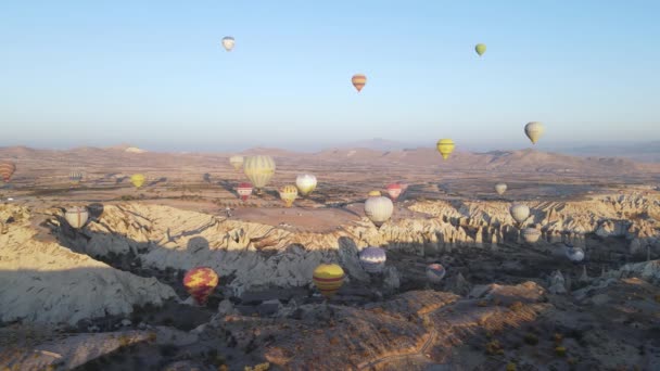 Park Narodowy Goreme w Kapadocji, Turcja: Balony na ogrzane powietrze na niebie, zwolnione tempo — Wideo stockowe