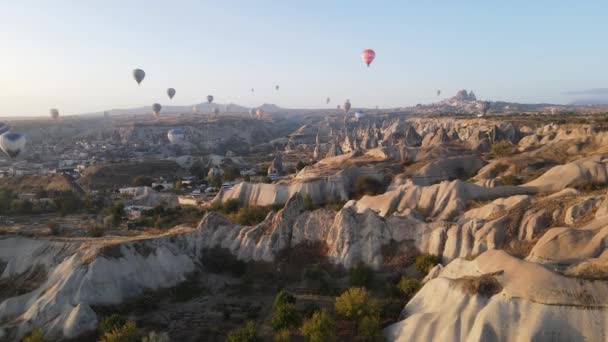 Nationaal park Goreme in Cappadocië, Turkije: luchtballonnen in de lucht, slow motion — Stockvideo
