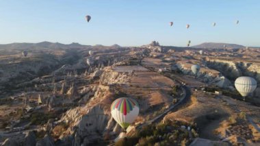 Kapadokya 'daki Goreme Ulusal Parkı: Gökyüzünde sıcak hava balonları, yavaş çekim
