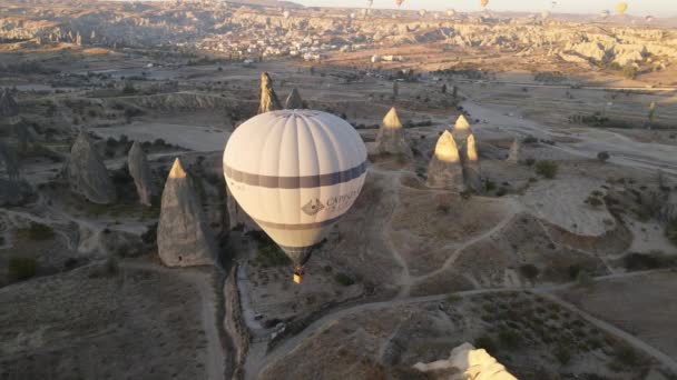 อุทยานแห่งชาติ Goreme ใน Cappadocia, ประเทศตุรกี: ลูกโป่งอากาศร้อนในท้องฟ้า, การเคลื่อนไหวช้า — วีดีโอสต็อก
