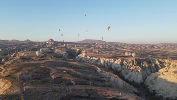 Национальный парк Гореме в Каппадокии, Турция: воздушные шары в небе, замедленная съемка — стоковое видео