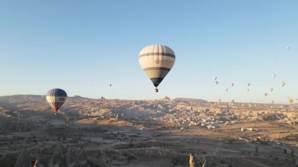 Goreme National Park i Kappadokien, Turkiet: varmluftsballonger på himlen, slow motion — Stockvideo