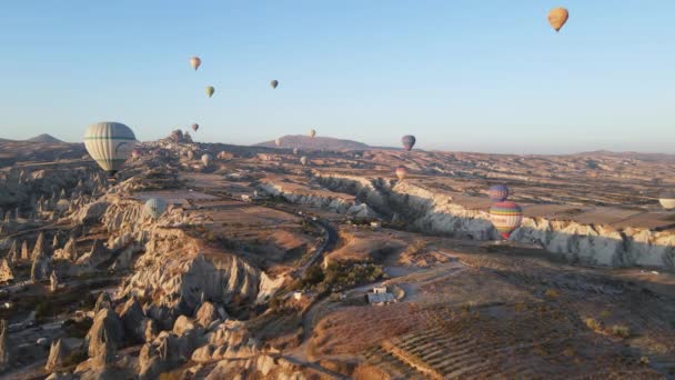 土耳其Cappadocia的Goreme国家公园：热气球在天空中慢动作 — 图库视频影像
