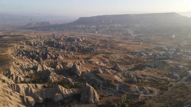 Goreme-Nationalpark in Kappadokien, Türkei: Heißluftballons am Himmel, Zeitlupe — Stockvideo