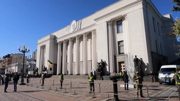 Pembangunan Parlemen Ukraina di Kyiv - Verkhovna Rada pada musim gugur, gerakan lambat — Stok Video