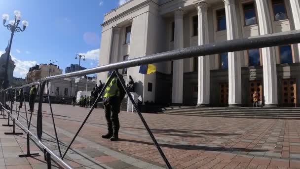 Здание украинского парламента в Киеве - Верховная Рада осенью, замедленная съемка — стоковое видео