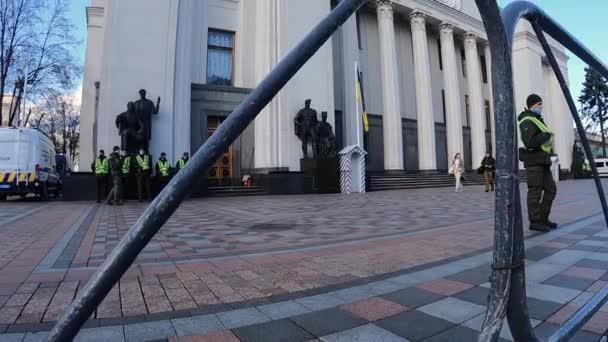 Το κτίριο του Ουκρανικού Κοινοβουλίου στο Κίεβο - Verkhovna Rada το φθινόπωρο, αργή κίνηση — Αρχείο Βίντεο