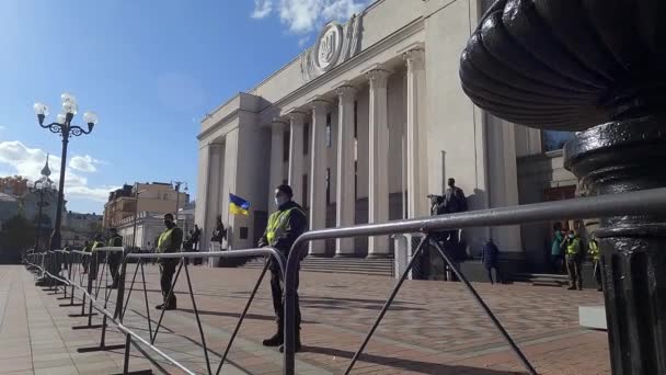 Budynek ukraińskiego parlamentu w Kijowie - Rada Najwyższa jesienią, spowolniony ruch — Wideo stockowe