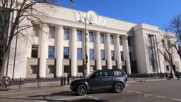 Budova ukrajinského parlamentu v Kyjevě - Verchovna Rada na podzim, zpomalení — Stock video