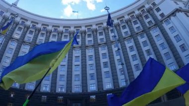 Ukrayna 'nın ulusal bayrağı Kyiv' deki hükümet binasının arka planına karşı