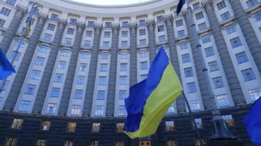 Ukrayna 'nın ulusal bayrağı Kyiv' deki hükümet binasının arka planına karşı