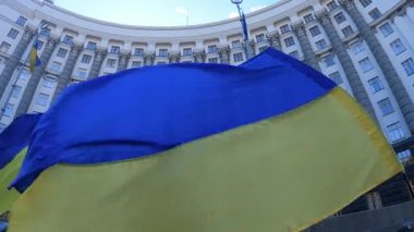 Ukrayna 'nın ulusal bayrağı Kyiv' deki hükümet binasının arka planına karşı