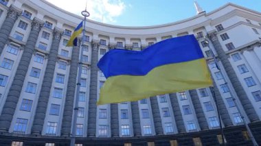Ukrayna 'nın ulusal bayrağı Kyiv' deki hükümet binasının arka planına karşı