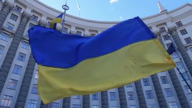 Ukrayna 'nın ulusal bayrağı Kyiv' deki hükümet binasının arka planına karşı