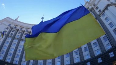 Ukrayna 'nın ulusal bayrağı Kyiv' deki hükümet binasının arka planına karşı