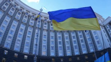 Ukrayna 'nın ulusal bayrağı Kyiv' deki hükümet binasının arka planına karşı