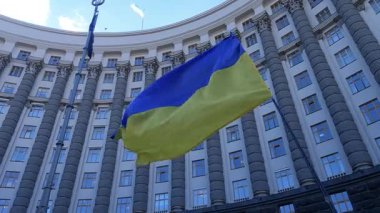 Ukrayna 'nın ulusal bayrağı Kyiv' deki hükümet binasının arka planına karşı