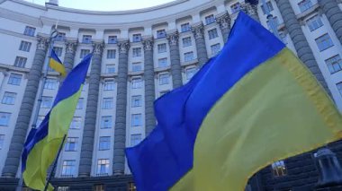 Ukrayna 'nın ulusal bayrağı Kyiv' deki hükümet binasının arka planına karşı