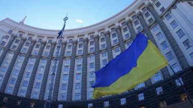 Ukrayna 'nın ulusal bayrağı Kyiv' deki hükümet binasının arka planına karşı