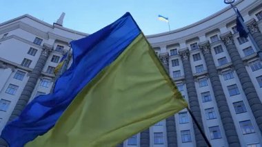 Ukrayna 'nın ulusal bayrağı Kyiv' deki hükümet binasının arka planına karşı