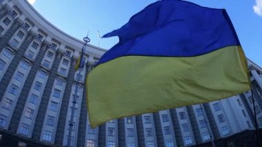 Ukrayna 'nın ulusal bayrağı Kyiv' deki hükümet binasının arka planına karşı