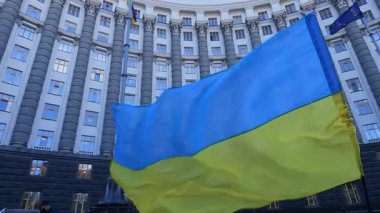 Ukrayna 'nın ulusal bayrağı Kyiv' deki hükümet binasının arka planına karşı