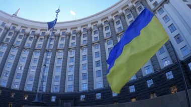 Ukrayna 'nın ulusal bayrağı Kyiv' deki hükümet binasının arka planına karşı
