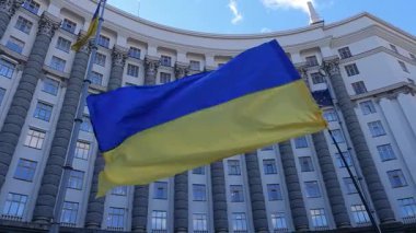 Ukrayna 'nın ulusal bayrağı Kyiv' deki hükümet binasının arka planına karşı