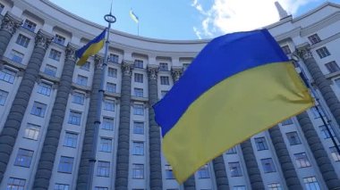 Ukrayna 'nın ulusal bayrağı Kyiv' deki hükümet binasının arka planına karşı