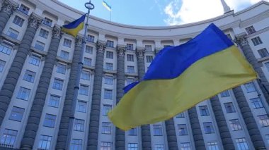Ukrayna 'nın ulusal bayrağı Kyiv' deki hükümet binasının arka planına karşı