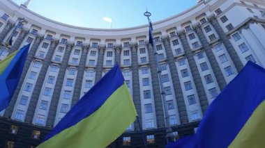 Ukrayna 'nın ulusal bayrağı Kyiv' deki hükümet binasının arka planına karşı