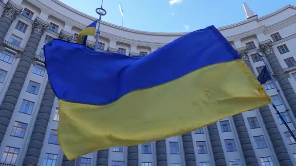 Bandera nacional de Ucrania en el contexto del edificio del gobierno en Kiev — Vídeo de stock