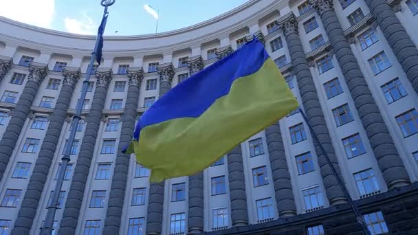 Flaga narodowa Ukrainy na tle budynku rządu w Kijowie — Wideo stockowe