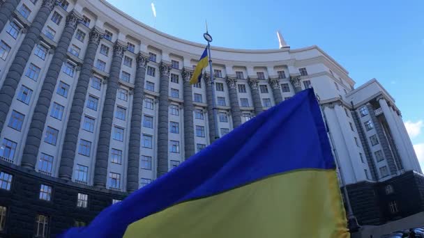 Le bâtiment du gouvernement de l'Ukraine à Kiev en automne — Video