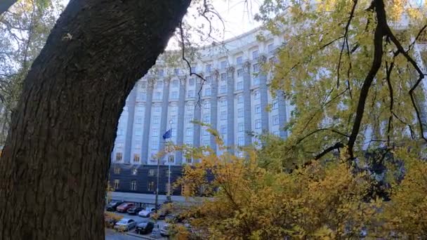 Budova ukrajinské vlády v Kyjevě na podzim — Stock video