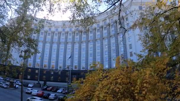 De bouw van de regering van Oekraïne in Kiev in de herfst — Stockvideo