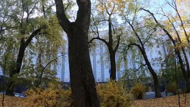 가을에 키예프에서 우크라이나 정부 건물 — 비디오