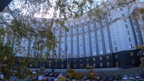 Le bâtiment du gouvernement de l'Ukraine à Kiev en automne — Video